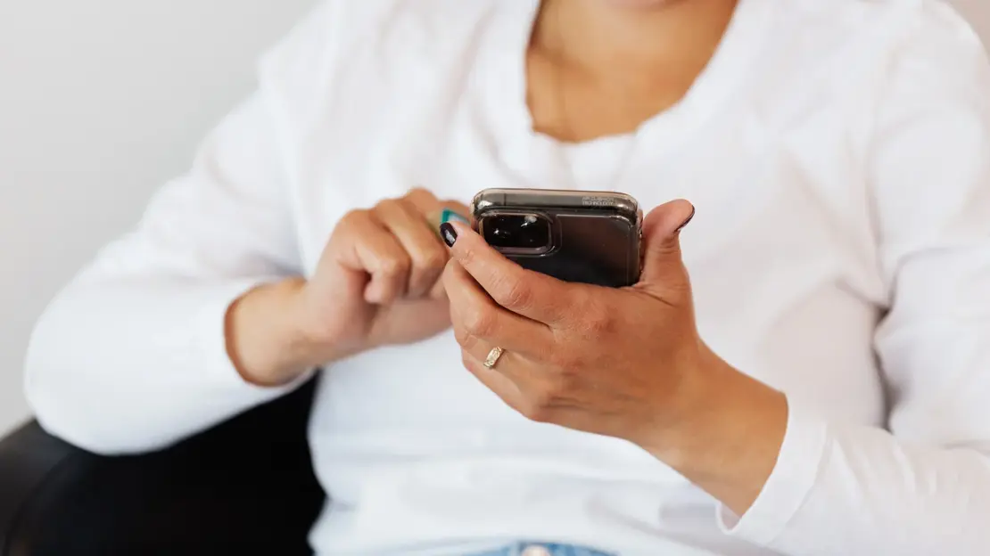 Druk van sociale media duwt 2 op de 3 Gen Z'ers in de schulden